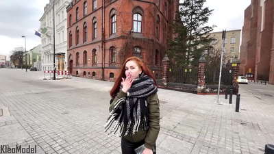 Pickup cyhoeddus: merch hardd yn cael fucked ar gyfer iPhone ac yn cael cum yn ei pussy. CleoModel